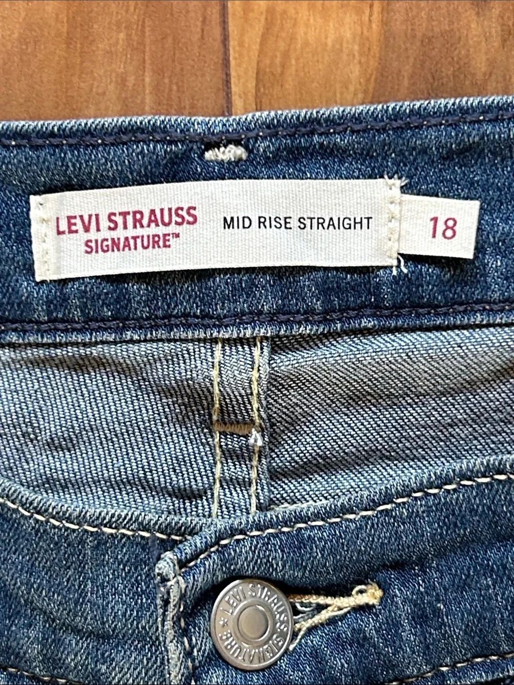Levi's Signature Mid Rise Straight Jeans - Picture 3 of 8